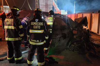 El vehículo se impactó contra una estructura del puente en construcción.
