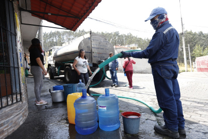 A las zonas sin servicio de agua llegan tanqueros. Los vecinos llegan con todo tipo de recipientes a recoger el líquido.