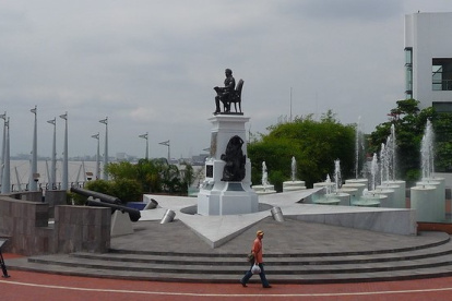 El monumento a José Joaquín de Olmedo se ubica en las calles Olmedo y Malecón Simón Bolívar. Está al final de la Avenida Olmedo, la que termina en el Malecón.
