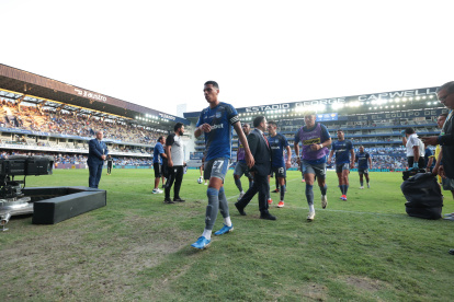 Luis Fernando León (c) sale con evidente malestar luego del empate sin goles de Emelec ante Aucas