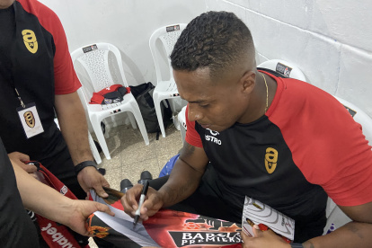 Antonio Valencia en el camerino del estadio de La Troncal firmando un autógrafo.