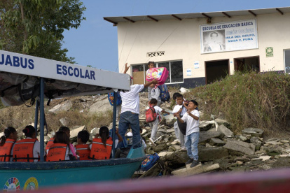El ‘Aquabus escolar’ cuenta con un techo lleno de libros y cuentos relacionados con el cuidado del medio ambiente.