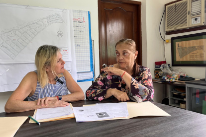 Espacios. En la ciudadela Los Ceibos, el comité barrial lo preside Renate Schenker (izq.). En el sitio los moradores además se recrean.