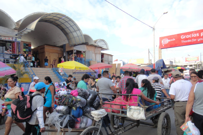 Vendedores cruzan la frontera en busca de mejores precios