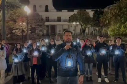 El aspirante presidencial Jan Topic en una vigilia en la Plaza Grande por los apagones.