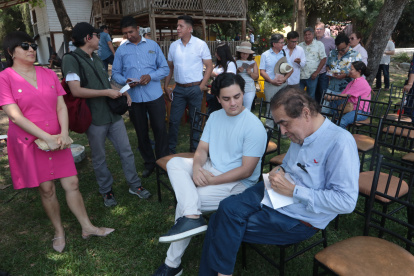 Muchos de los asistentes pidieron una firma en el libro al autor.