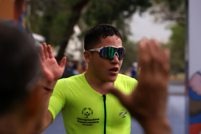 El ecuatoriano Mateo Cueva llegó tercero en la prueba que primero era de triatlón,pero que por el mal tiempo terminó siendo de duatlón.