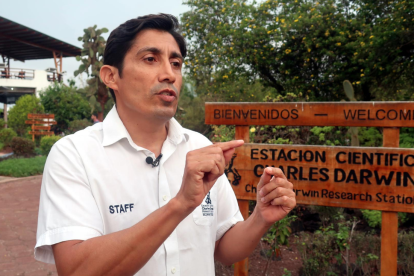 Fotografía del 11 de septiembre de 2024 del investigador científico senior de la Fundación Charles Darwin, Gustavo Jiménez