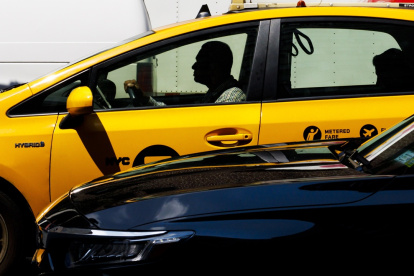 Fotografía de archivo en donde se ve un taxi conducido por una persona en las calles de Estados Unidos.