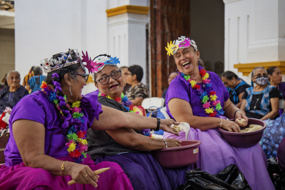 Mujeres indígenas que desgranan mazorcas en la comunidad de Tehuantepec.