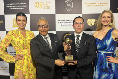 Premio. Los chefs del restaurante Zero Lab reciben el premio World Culinary Awards 2024.