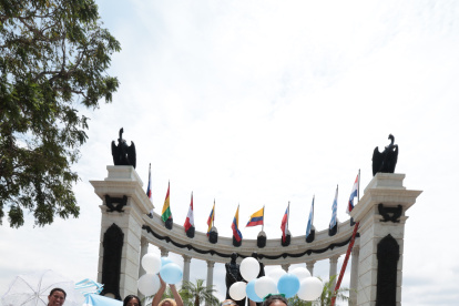 Malecón. Ciudadanos salen a celebrar la independencia de Guayaquil, mostrando la alegría que caracteriza al ciudadano que vive en este Puerto Principal.