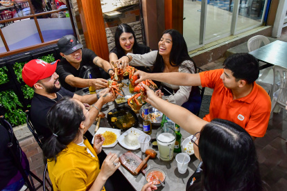 Cientos de jóvenes van a los cangrejales a celebrar y a disfrutar de los crustáceos