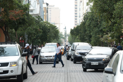 Corazón porteño. Una escena cotidiana en el bulevar 9 de Octubre. Personas caminando con prisa se dirigen a sus diversos destinos.