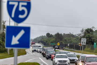 Antes de la esperada llegada a tierra del huracán Milton, una gran corriente de tráfico de evacuación se mueve lentamente hacia el sur desde el noroeste de Florida