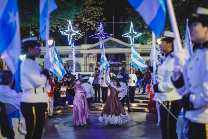 Ciudadanos iniciaron temprano su jornada para atender el evento cívico.