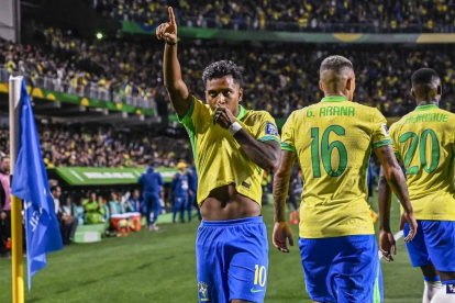 Rodrygo (i) celebra ante la hinchada uno de sus goles con la Canarinha