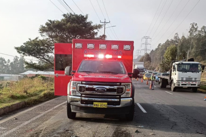 Dos personas quedaron heridas en la avenida Simón Bolívar, tras un siniestro de tránsito en sentido sur- norte de Quito.