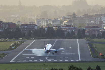 El avión de la compañia Wizz Air Malta, procedente de Viena, en el momento de tomar tierra en el aeropuerto de Bilbao, donde varios vuelos se han suspendido por el viento.