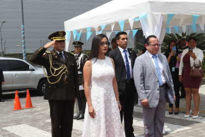 Entrada de los asambleísta en la alfombra roja de por las fiestas de Guayaquil.