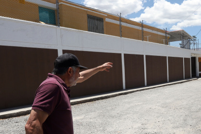 A los residentes del conjunto habitacional les llama la atención que calles aledañas sí han sido adoquinadas, incluso pavimentadas, menos el Pasaje Chone.