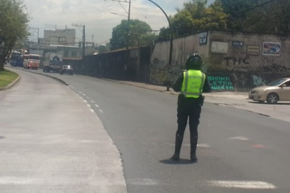 imagen referencial. Agentes de tránsito controlarán el paso, durante el cierre de un tramo del carril exclusivo de la Ecovía en la Plaza Argentina.