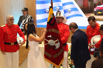 Conmemoración. La titular de la Asamblea Nacional, Viviana Veloz, condecoró al Benemérito Cuerpo de Bomberos de Guayaquil.