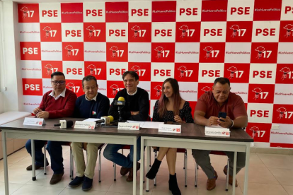 Pedro Granja, candidato presidencial del Partido Socialista, brindó rueda de prensa, rodeado de coidearios.