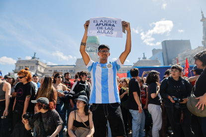 Un hombre levanta un cartel durante una manifestación este miércoles, en Buenos Aires (Argentina).