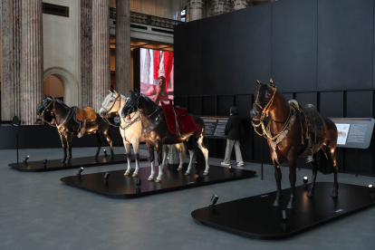 Una persona recorre el Museo del Gaucho y la Moneda este martes en Montevideo (Uruguay).