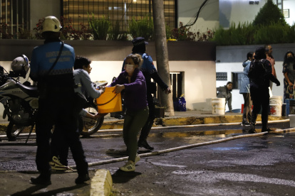 Los vecinos ayudaron a apagar las llamas con mangueras y baldes.