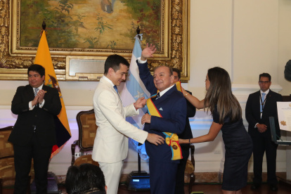 Durante su condecoración, se destacó su contribución al sector empresarial y social a través de sus fundaciones.