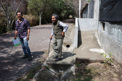 El padre de Jesús Guachamín usa bastón y en ocasiones silla de ruedas. El hombre levantó una rampa afuera de su domicilio.