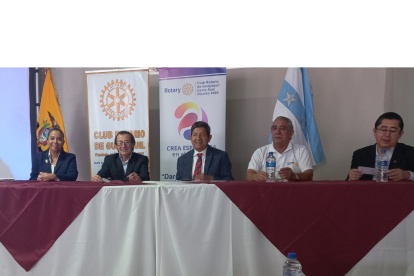 Programa Ade empoderamiento de niñas alianza de los clubes de Guayaquil y la universidad católica de Guayaquil.