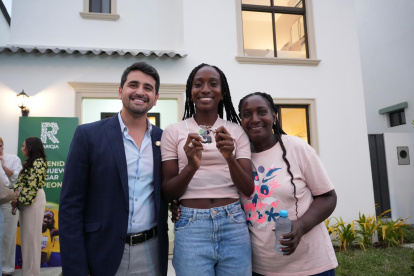 Kiara (c) junto a su madre y el ministro de vivienda, Humberto Plaza, durante la entrega.