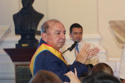 El padre del presidente, Álvaro Noboa, aplaude en cada pausa del discurso de su hijo, Daniel Noboa.