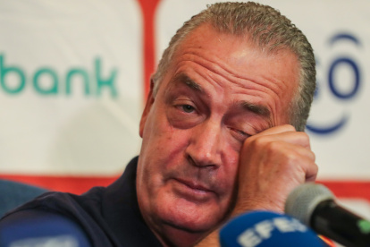 AME6042. QUITO (ECUADOR), 09/10/2024.- El entrenador de la selección paraguaya de fútbol, Gustavo Alfaro, habla durante una rueda de prensa este miércoles, en Quito (Ecuador). Paraguay se prepara para enfrentar a Ecuador en la novena jornada de las eliminatorias sudamericanas para el Mundial de 2026. EFE/ José Jácome