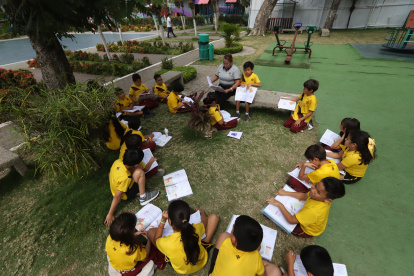 Los maestros y alumnos aprovechan el clima fresco del entorno natural en las primeras horas de la mañana, para recibir clases de distintas asignaturas mientras no hay luz.