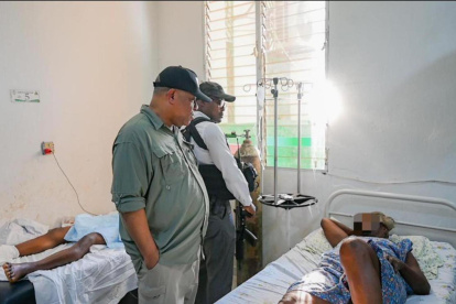 El primer ministro Garry Conille (c) durante una visita al hospital Saint-Nicolas, en Saint-Marc (Haití).