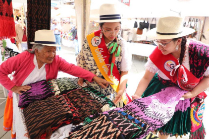 Uno de los oficios más tradiciones de Gualaceo es el tejido de macanas con la técnica del Ikat.
