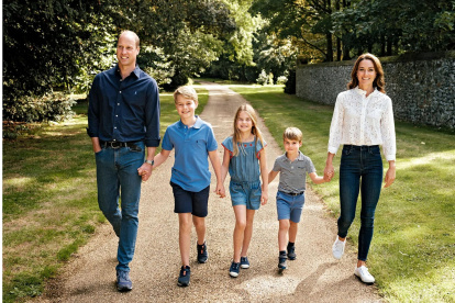 Príncipe William y Kate Middleton junto a sus hijos.