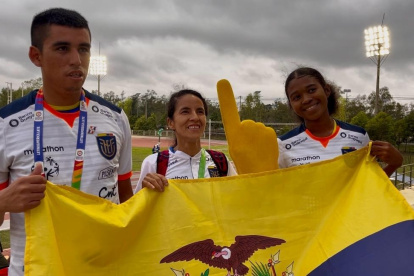 Wilson Bravo (i) y Hillary Gonzales (c) se coronaron en atletismo.