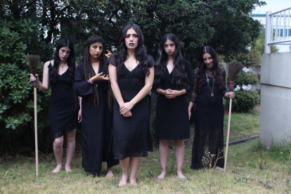 La obra narra la historia de los juicios de Salem en 1962, cuando catorce mujeres fueron condenadas a muerte por brujería.