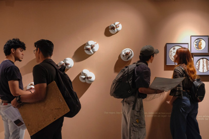 Las obras de los artistas Sofía Ullauri, Marcela Roldán, Natalia Espinosa y Daniel Espinosa son parte de la exposición.