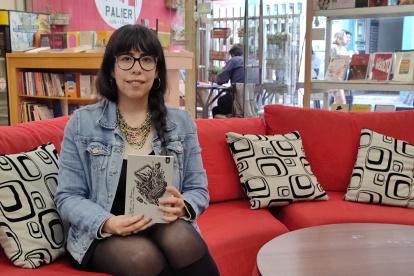 La escritora cuencana Rosalía Vázquez Moreno lanzó el poemario ilustrado ‘Sobre cómo hacer y deshacer una maleta’.