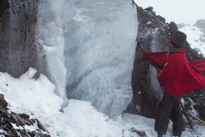 EL ULTIMO HIELERO BALTAZAR USHCA SUBSITE DESDE HACE 50 VENDIENDO EL HIELO QUE PICA EN EL CHIMBORAZO