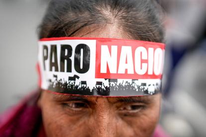 Una persona participa en una marcha de protesta contra la inseguridad, en Lima.