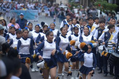 En total 90 planteles y organizaciones civiles desfilaron por las fiestas de Guayaquil.