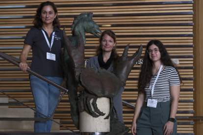 Las investigadoras de la NASA vinculadas a programas sobre los océanos Laura Lorenzoni (c) y Violeta Sanjuan (i), acompañadas por la estudiante del programa de doctorado de Oceanografía, Física y Cambio Global de la Universidad de Las Palmas de Gran Canaria, Marina Gutiérrez