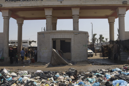 En la imagen de archivo, la basura se acumula en enormes vertederos junto a los campamentos de tiendas de campaña la Franja de Gaza.